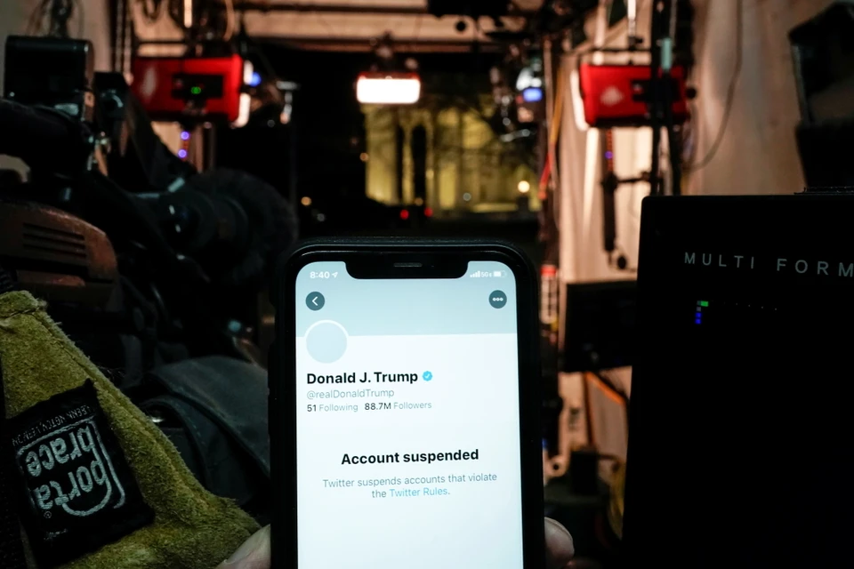 Ранее под блокировку попал аккаунт Дональда Трампа в Твиттере, теперь - страницы его сторонников в разных соцсетях