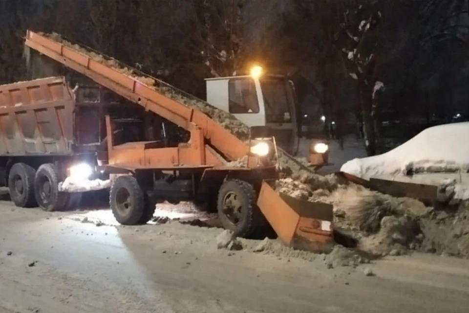 Дорожники в Горно-Алтайске вывезли с улиц 997 КАМАЗОВ снега. Спецтехника ночью.