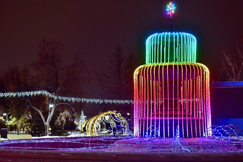 Горожане могут полюбоваться новогодней иллюминацией и с земли. Фото: мэрия Омска