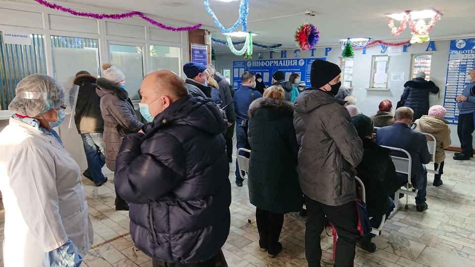 В приемной больницы собралась огромная очередь.