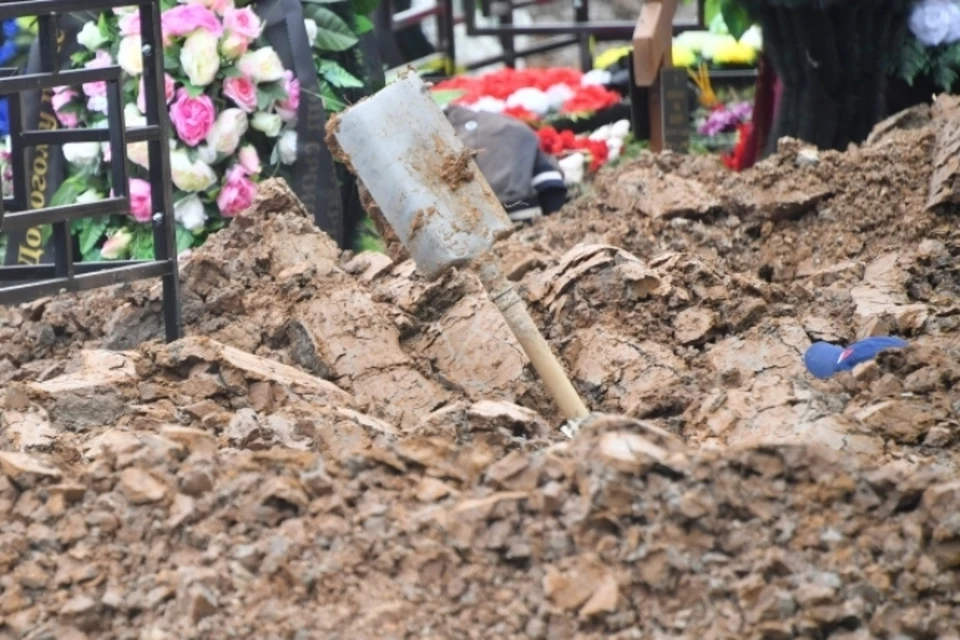 Два брата прятали тело в чужой могиле на кузбасском кладбище