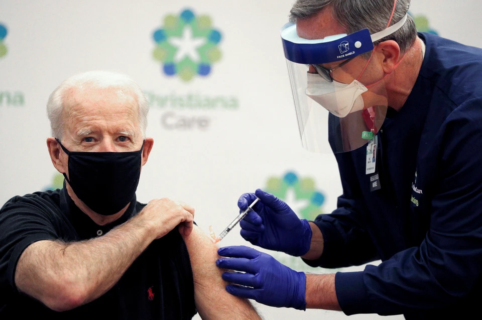 Джо Байден получил вторую дозу двухкомпонентной вакцины от коронавируса.