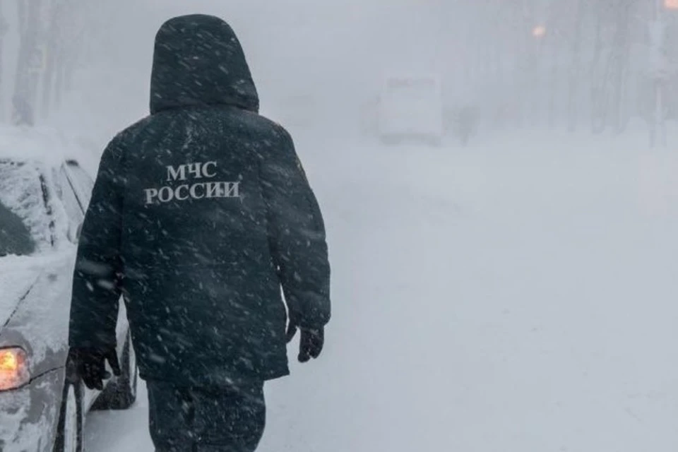 При чрезвычайных ситуациях следует обратиться к спасателям.