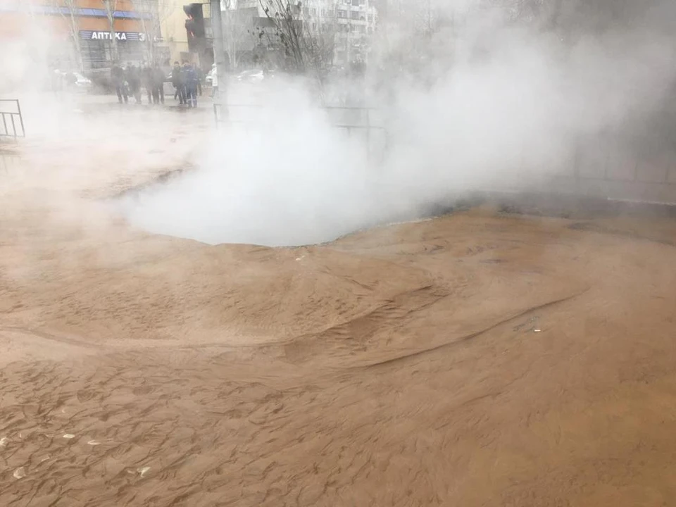 Погибшие мужчины провалились в яму с кипятком. Фото: администрация Волжского