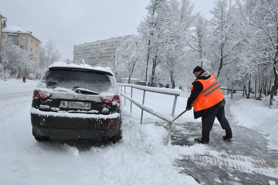 На лестницах, виадуках и тротуарах Владивостока еще не убран снег