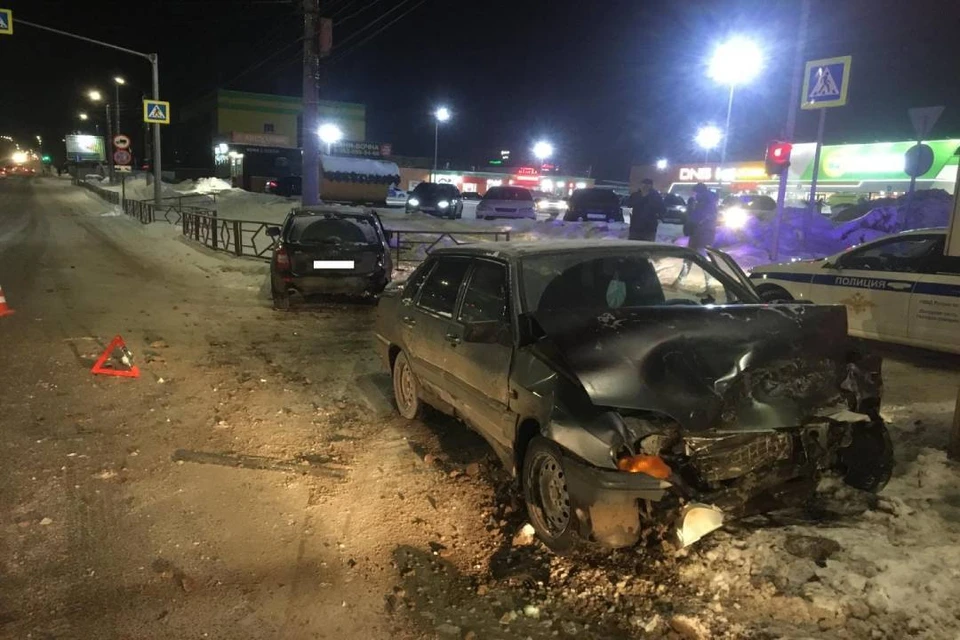 Водитель «пятнадцатой» врезался в автомобиль Lada Kalina. Фото: vk.com/gibdd43