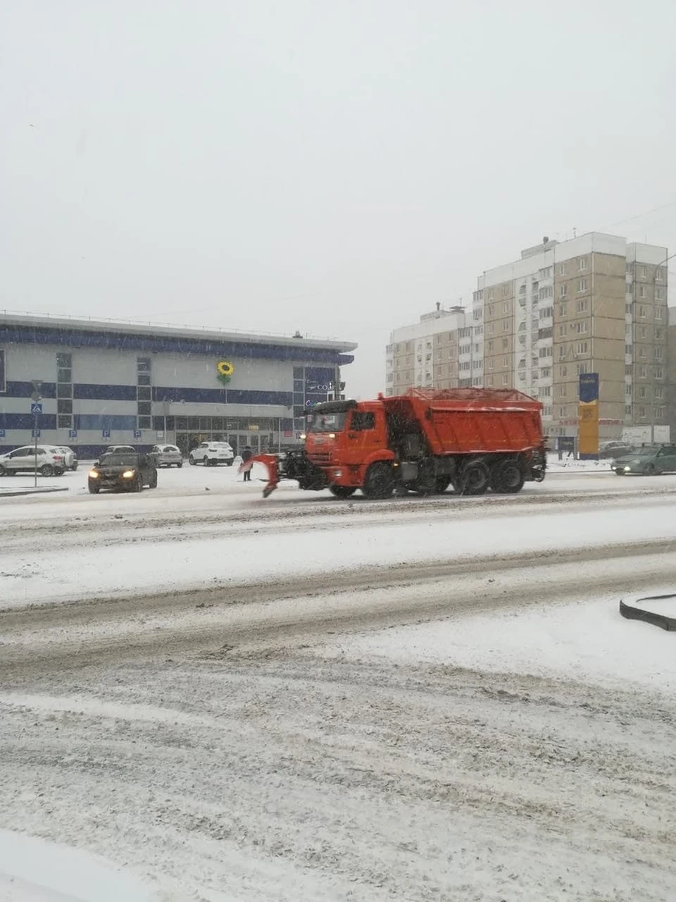 На уборку Белгорода от снега вышло 275 человек и 85 единиц техники. Фото со страницы ВКонтакте мэра Белгорода Юрия Галдуна