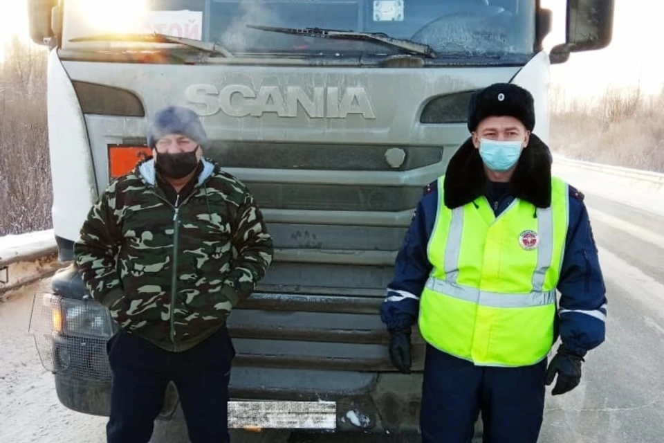 Инспекторы ДПС помогли мужчине починить машину и отправиться дальше. Фото: vk.com/gibdd43