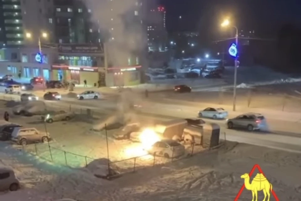 Очевидцы засняли полыхающий автомобиль. Фото: кадр из видео instagram.com/ 74.chp
