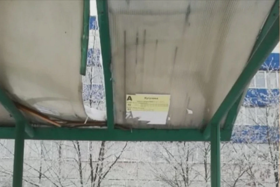 Новокузнечане вынуждены смотреть расписание автобуса па потолке. ФОТО: кадр видео передачи "Утро с мэром"