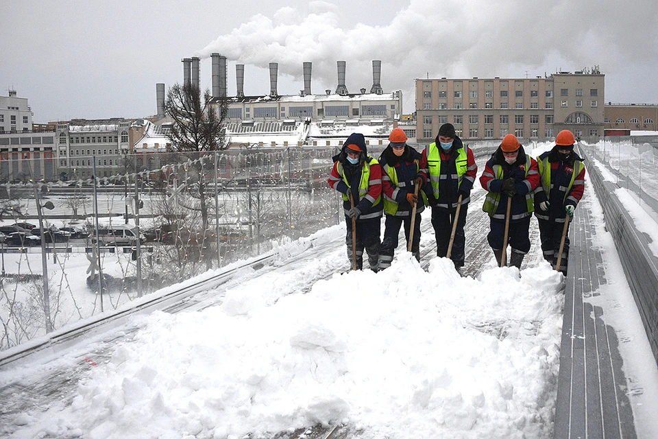 Коммунальщики Москвы устраняют последствия сильного снегопада.