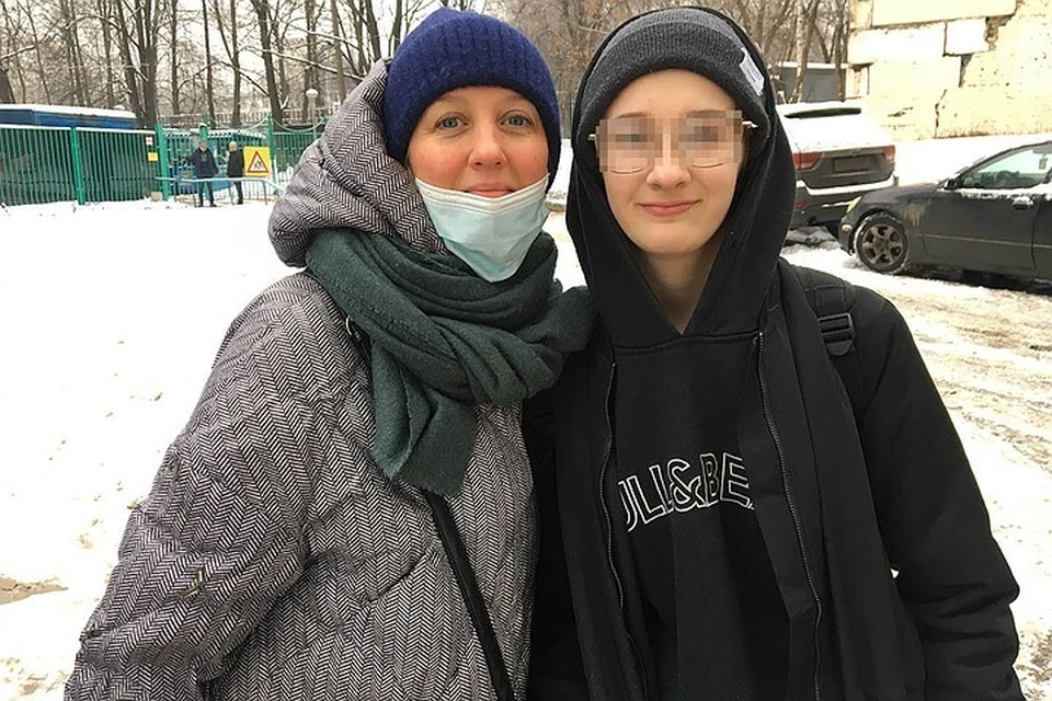 Москвичке Оксане Романовой все-таки разрешили оставить 16-летнюю дочь, которая последний год жила в приюте, дома. Пока - временно.