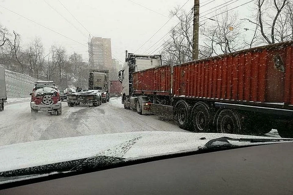 Фура буксует. Фуры буксуют в снегу коллапс. Фуры буксуют около магазинов. Осенний гололед Новосибирск фура буксует.