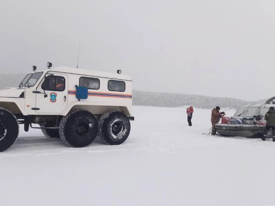 Путешественников на аэролодке, застрявших на льду, спасли на Байкале. Фото: пресс-служба БПСО