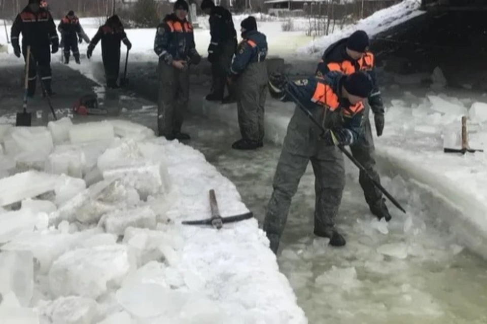 Спасатели распилили 80 метров льда, чтобы вода не топила дома в Листвянке.