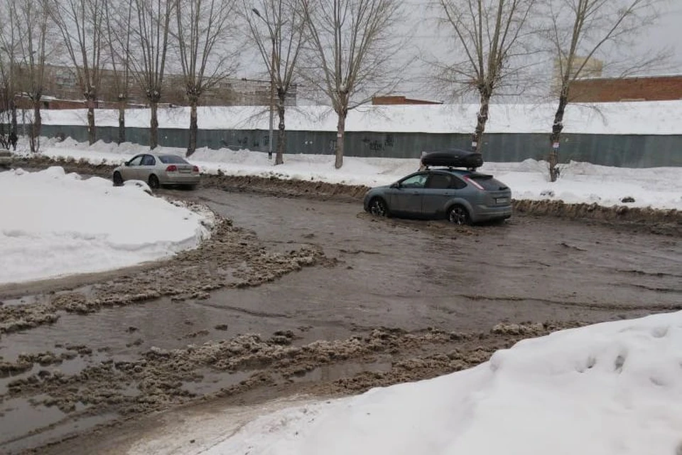 Вода оказалась на проезжей части.