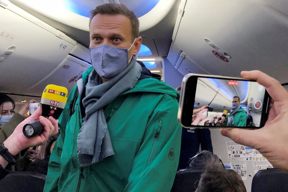 Блогер, выйдя около девяти часов из самолета авиакомпании «Победа» в Шереметьево, был задержен уже на паспортном контроле