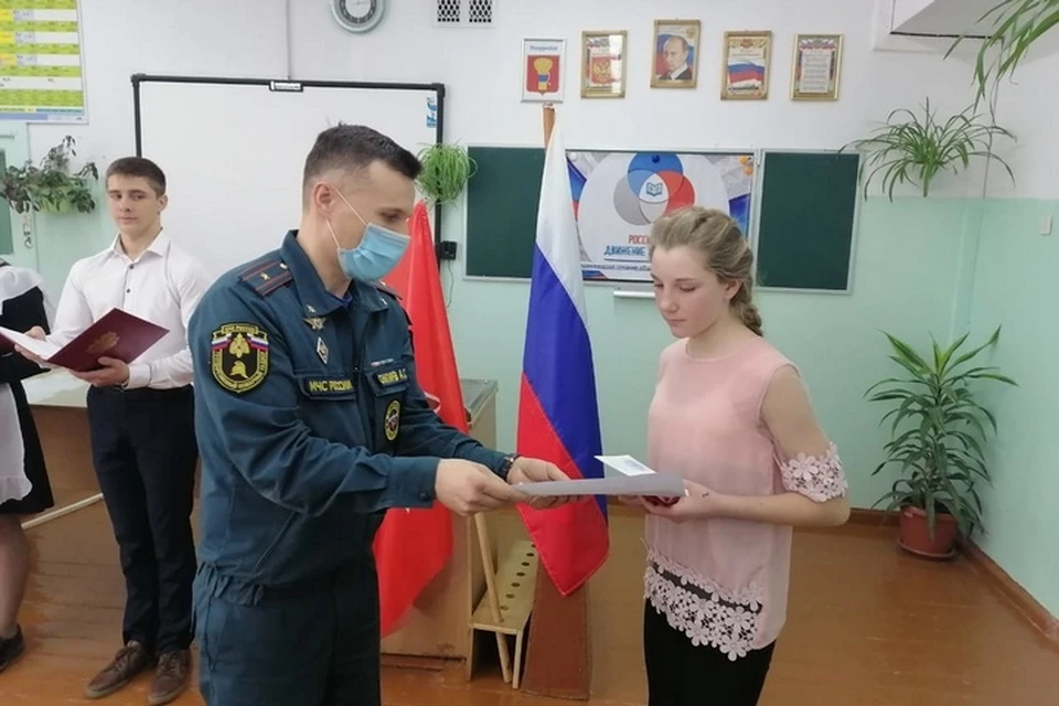 Лера задержала дыхание и вытащила брата из дома, полыхающего в огне.