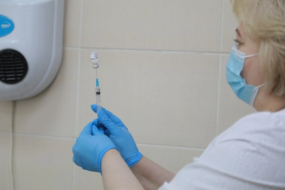 Жительница Якутии сообщила о чипировании полицейских при вакцинации от коронавируса