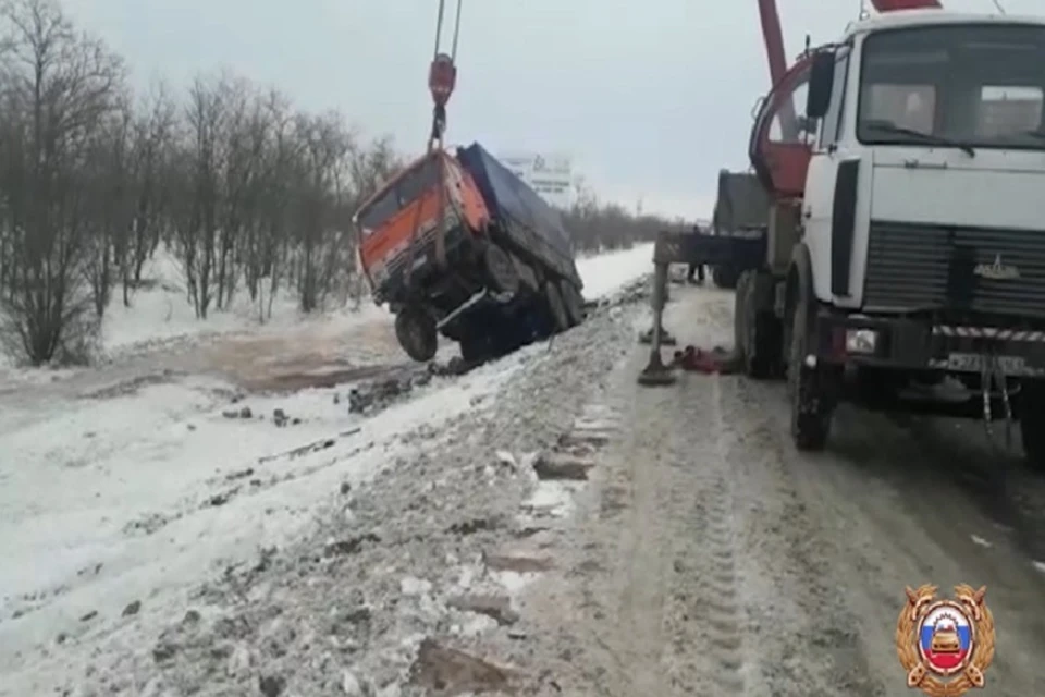 Грузовик вытаскивали с помощью спецтехники. Фото: пресс-служба УГИБДД по Ростовской области