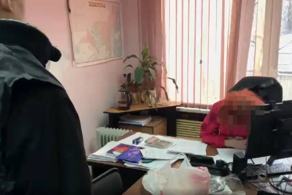 Судебных приставов из Шелехова обвиняют во взяточничестве. Фото: скриншот видео СУ СКР по Иркутской области.