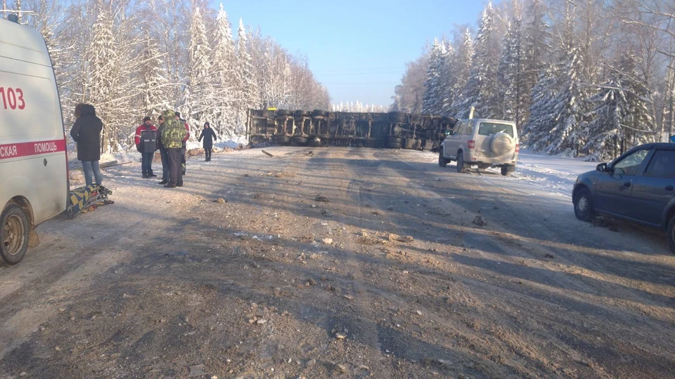 Грузовик упал и перекрыл дорогу