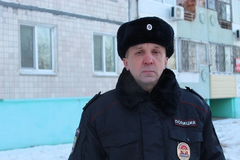 В Комсомольске-на-Амуре участковый спас из пожара двух детей, бабушку и собаку