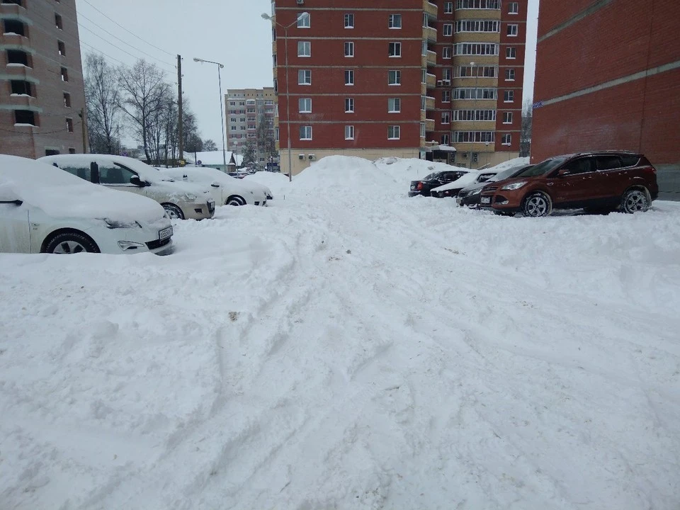 Иногда в дворах Сыктывкара чёрт ногу сломит.