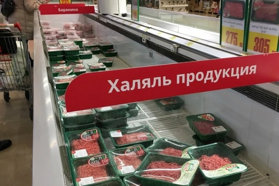 На прилавках в торговых центрах и магазинах очень много продукции с маркировкой «Халал». Фото: sovkusom.ru