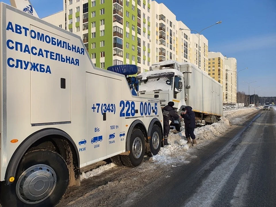 При проезде техники по оживленным городским перекресткам водителям снегоуборочной техники будет помогать ГИБДД. Фото: отделение пропаганды ГИБДД по Екатеринбургу