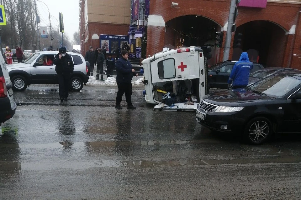 В ДТП «скорой» и полиции погиб тяжелобольной пациент. Фото Сергея Богданова из группы «Саратов онлайн»