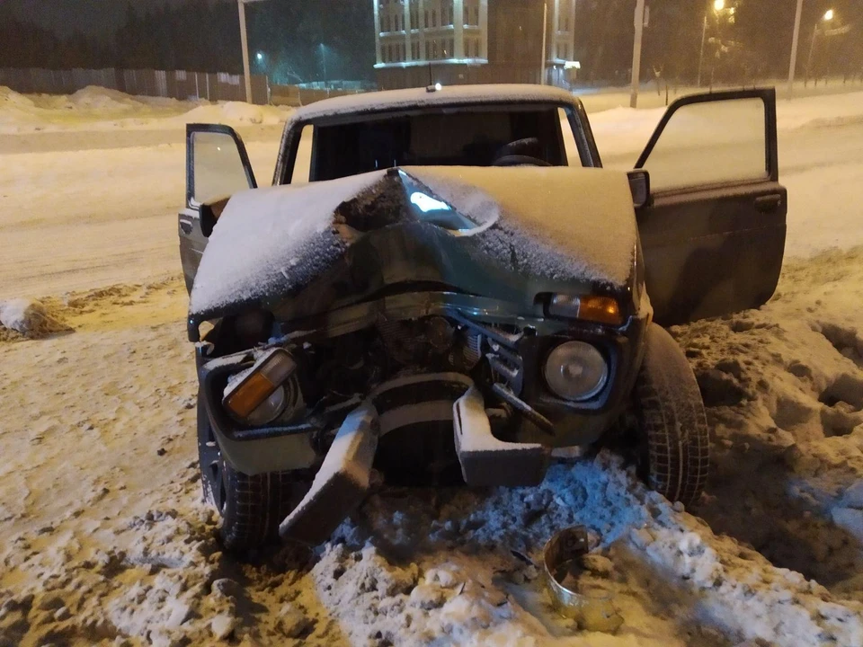 Пьяный водитель «Нивы» и его пассажир пострадали из-за столкновения со столбом в Ижевске