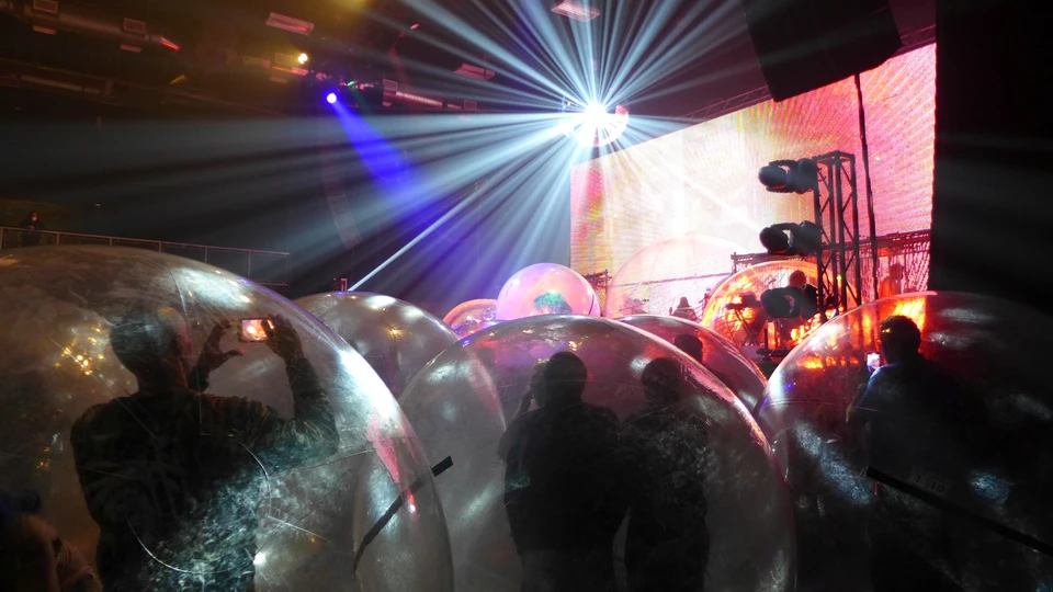 Американская рок-группа Flaming Lips провела «первые в мире» концерты в защитных пузырях