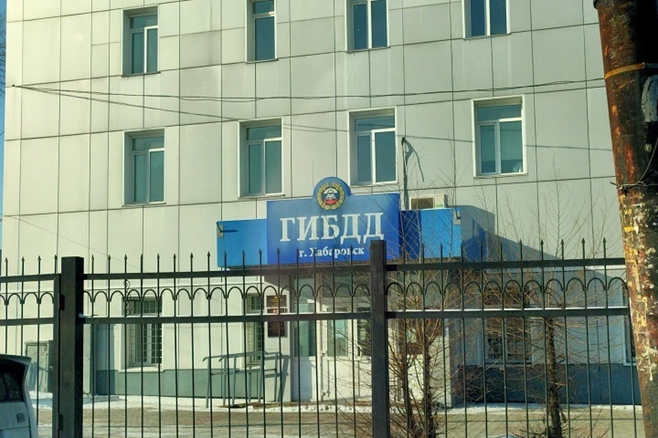 Легковушка вынудила автобус съехать на обочину в Хабаровске