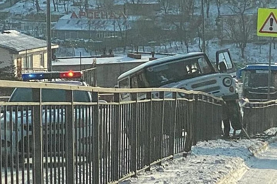 Автомобиль практически оседлал металлические ограждения. Фото: Instagram/dpskontrol125rus