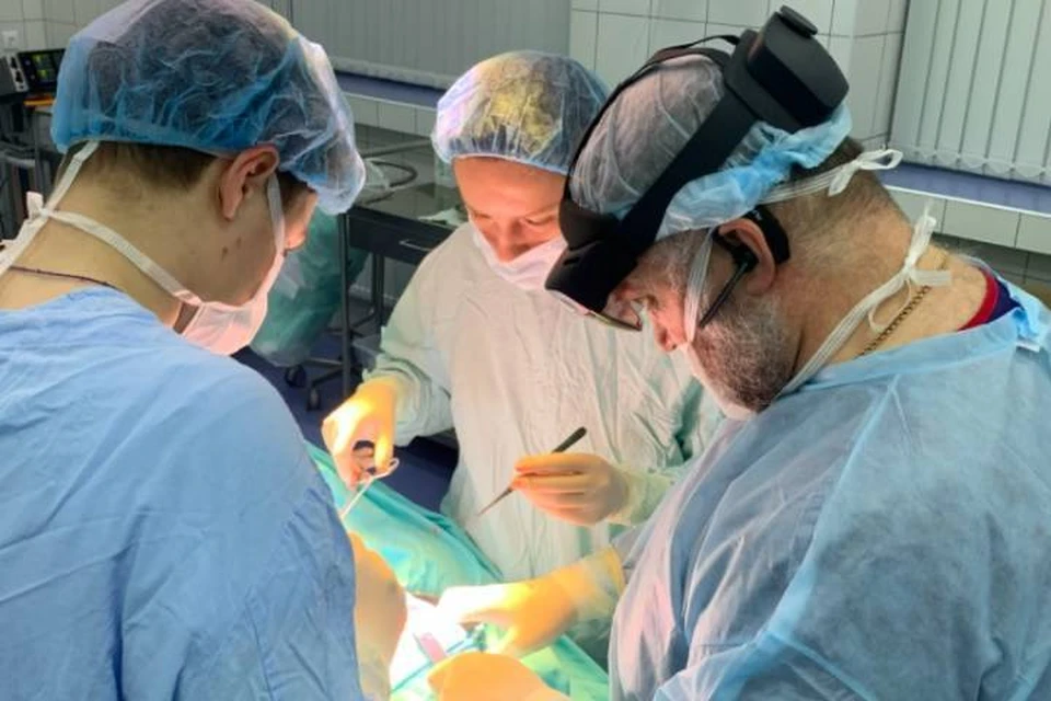 Петербургские хирурги провели первую в стране операцию в очках дополненной реальности / Фото: ПСПбГМУ
