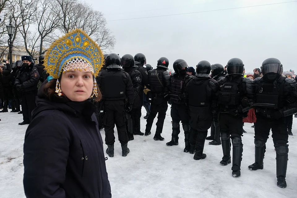 Идея борьбы с нынешним государством состоит не в том, чтобы даровать людям еще намного больше пенсий, зарплат, больниц, доступных лекарств. Она состоит в том, чтобы забрать