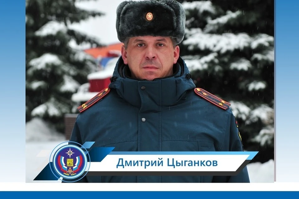 Сотрудник брянского МЧС помог девушке, которая оказалась на улице в сильный мороз.