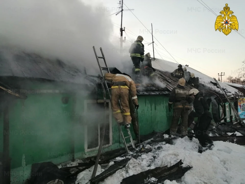 Спасатели около часа тушили частный дом