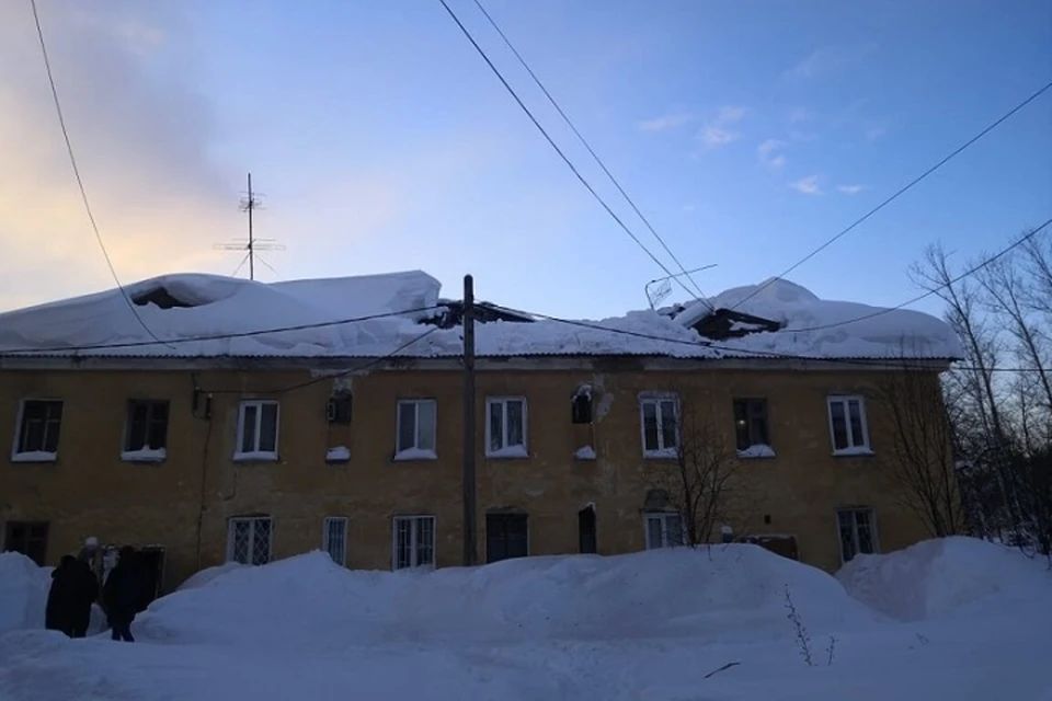 Еще одна крыша провалилась под тяжестью снега в Мысках. ФОТО: пресс-служба администрации города Мыски