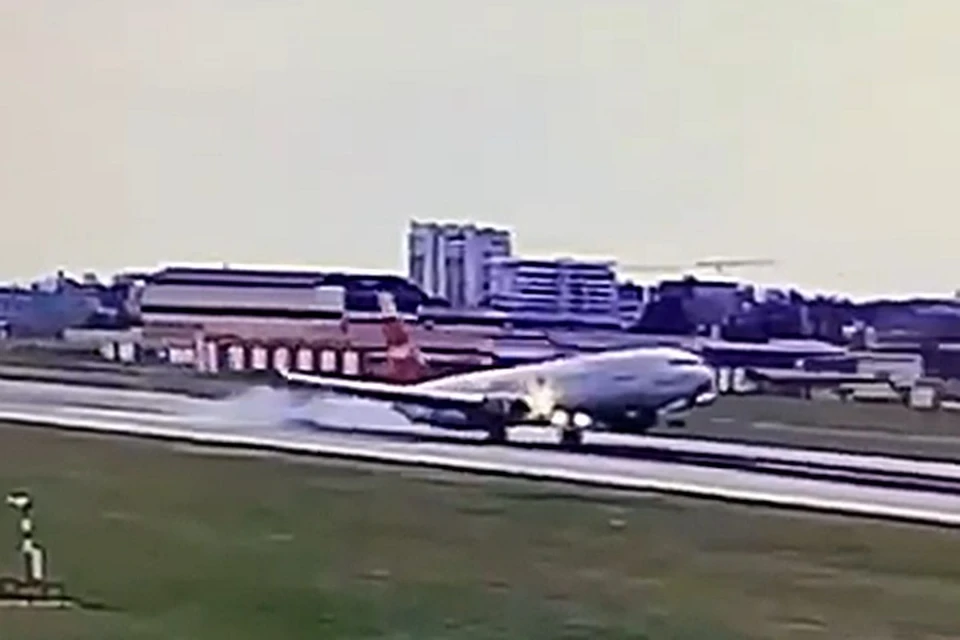 Скриншот с видео аварийной посадки самолета в Сочи