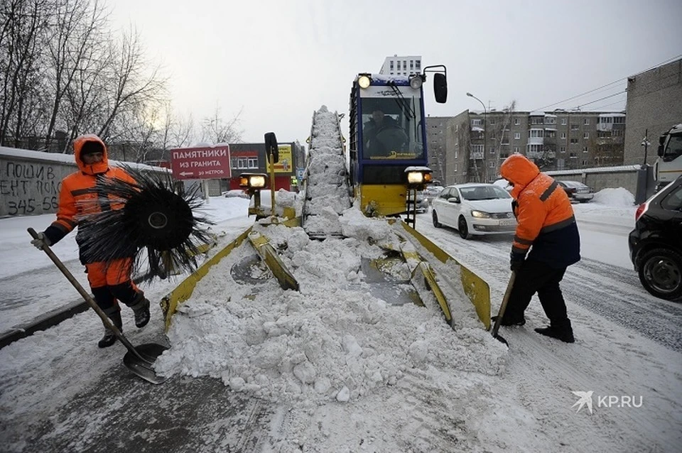 Улицы Екатеринбурга чистят от снега в круглосуточном режиме