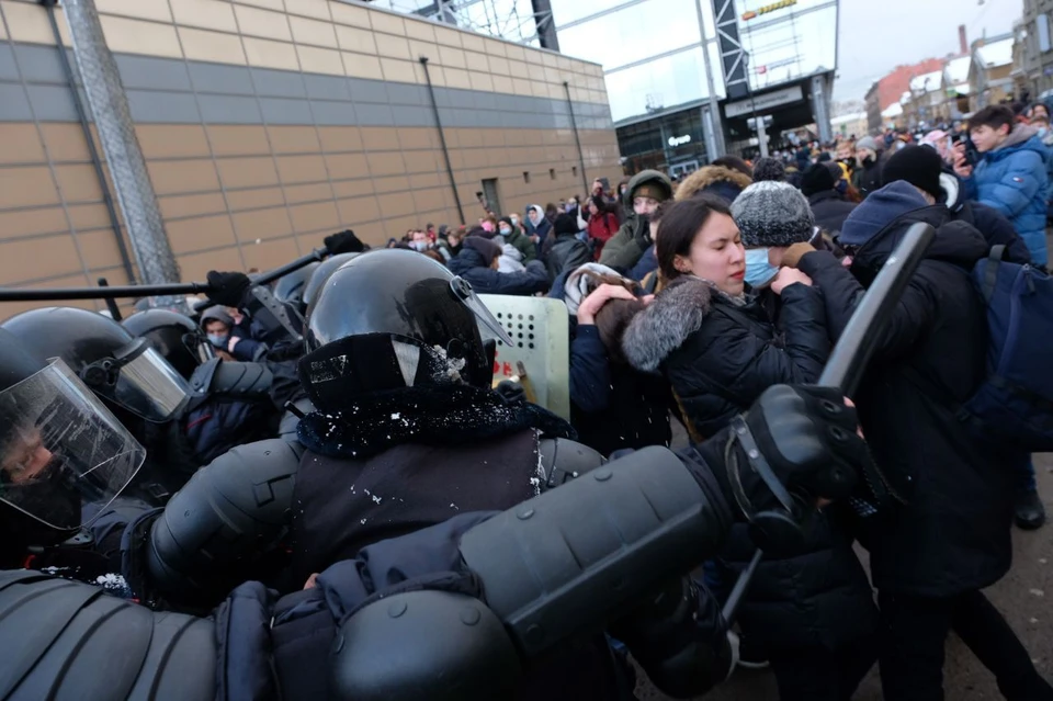 В Санкт-Петербурге на незаконной акции протеста применили перцовый газ.