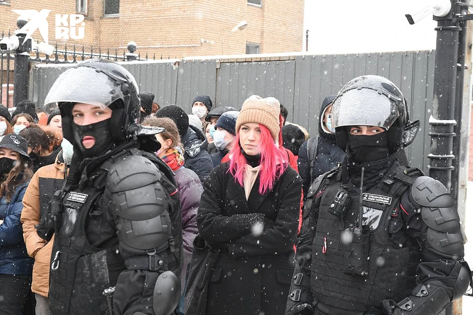 Полиция не позволила протестующим собраться у СИЗО, где сидит Навальный