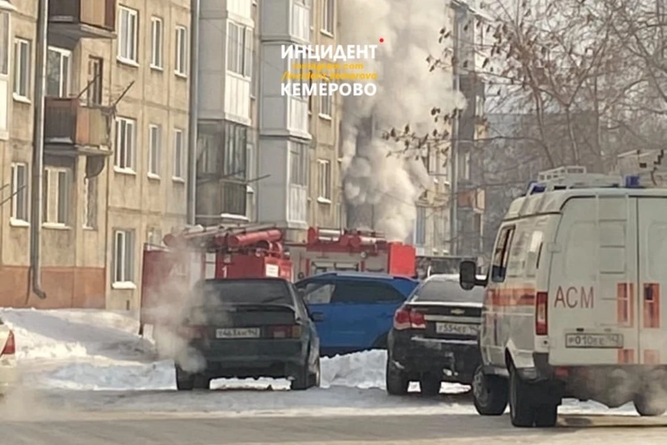 Крупный пожар произошел в многоэтажном доме в Кемерове. Фото: Инцидент Кемерово/ vk.com