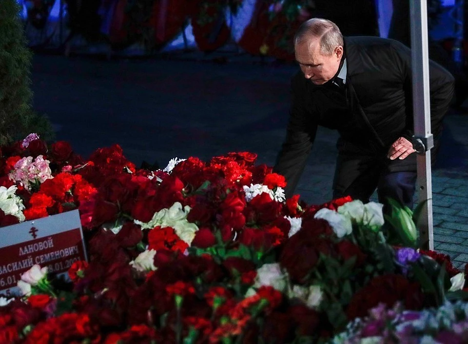 Последние новости на вечер 1 февраля 2021: Путин возложил цветы на могилу Ланового. Фото: официальный сайт Кремля