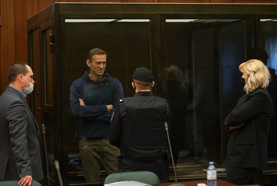 Суд, рассматривающий вопрос об изменении срока Алексею Навальному, удалился для совещания