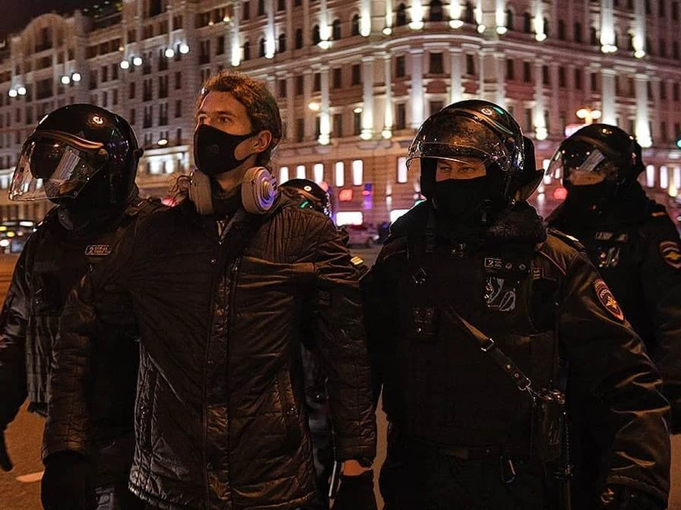 Несколько сотен молодых людей неорганизованными группами прошли по улицам центра Москвы.
