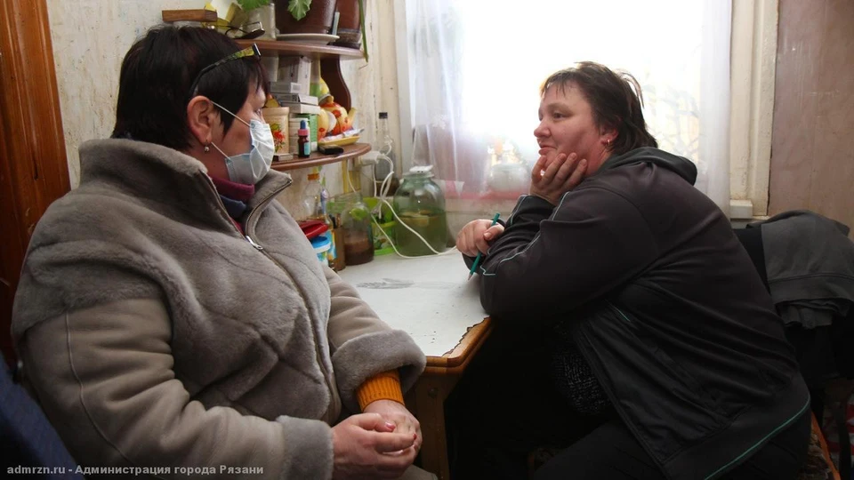 После огласки проблемы к Галине Крючковой (справа) пришли из управления энергетики и ЖКХ. Фото: admrzn.ru