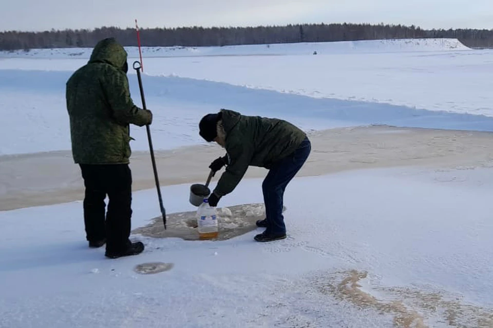 В Якутии на поверхность замерзшей реки Вилюй вышла вода ФОТО: правительство Якутии